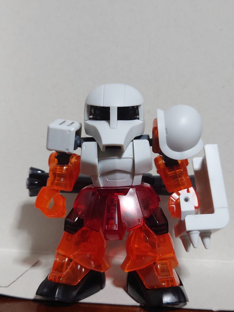 まずは素組です、クリアーカラーのシャア専用ザクが素体です