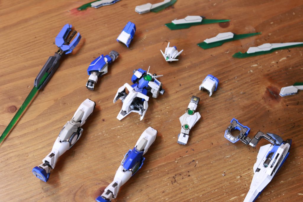 組上げ前の状態です。キット自体が左右非対称なデザインなのですが、色合いもそれに倣う事で、どこか「正統派ではない」イメージに近づけることができたと思います。