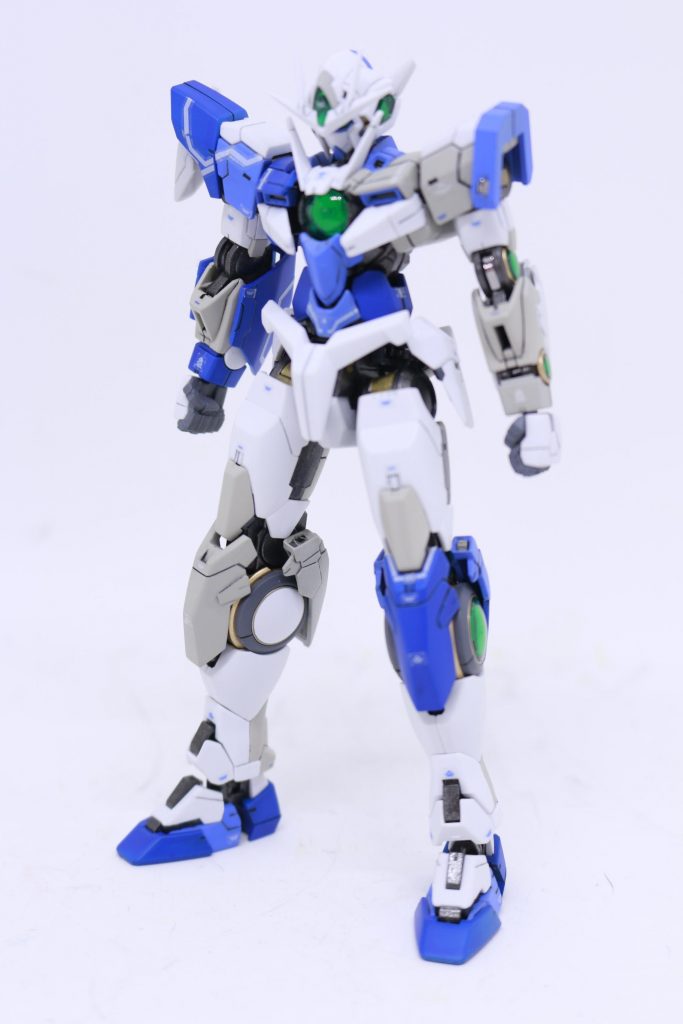 過剰露出&ピンぼけですみませんが、フルショットです。外観だけを切り取っても、スタイル・ディテール等、申し分ないクオリティ。HGキットも発売されていますが、写真で見た限りは雲泥の差と言っても過言ではないです。