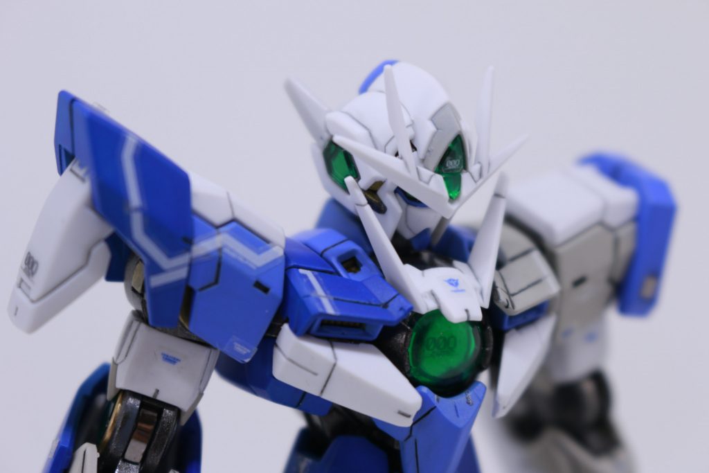 ですが、全てのパーツを元通りの色にしたわけではなく、随所に【ライトグレー】を差し込んでいます。試作型をイメージしたのですが、それ以上にRGというまとまったフォーマットの中で、いかに個性を出すかという意味でも、アシンメトリーに色合いを調整した次第です。