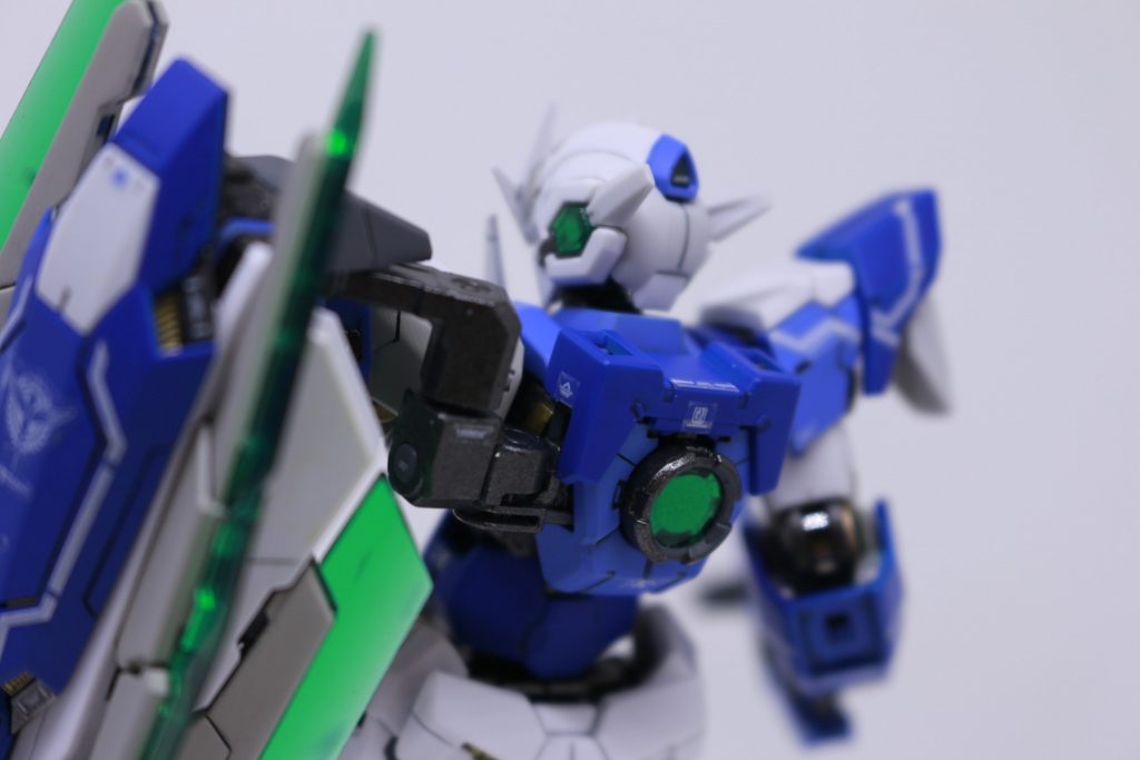 バックショットを一枚。ベースカラーは青ですが【MSブルー】と【MSライトブルー】で塗分け。元キットも2種類の青を組み合わせていますので、それに準拠したうえでフル塗装しました。