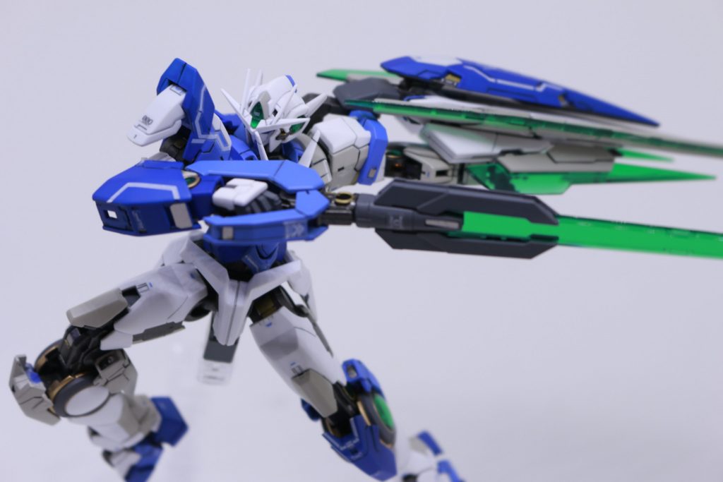 この通り、躍動感のあるポージングも可能。当初、スタートしたばかりのRGは各パーツの保持力が問題視されておりましたが、ナンバリングも21までなった当キットでは、その心配も杞憂。塗膜の関係もあるでしょうが、しっかりかみ合っています。