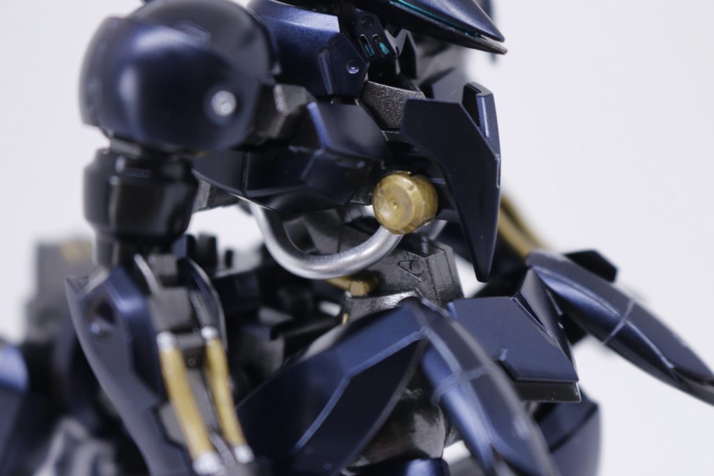 内部フレームも筆塗で全塗装しています。オルフェンズ系はフレームを含めての外観です。このあたりを素組で終わらせるか塗装するかで、総合的な仕上がりに歴然の差が生まれます。