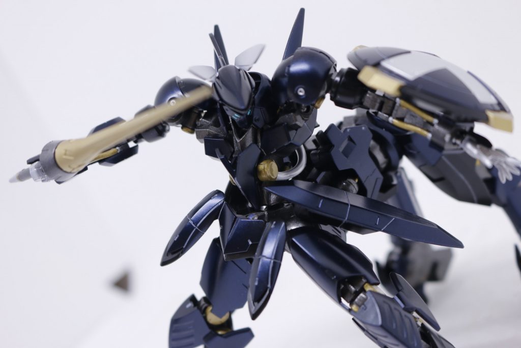 外装をプリズム・ブルー・ブラックで塗装したのが功を奏しました。この塗料は非常に高価で在り、希少価値もそこそこ・・攪拌もしっかりしておかないと、塗装時にただの黒になってしまいます。