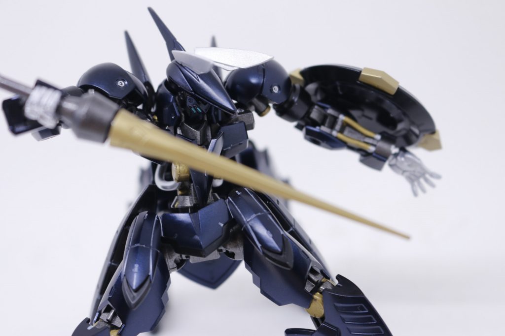 そもそもに武装が少ないので、そのあたりは楽をさせてもらいました。今回行った加工はシャープ化くらいでしょうか。頭部羽飾りを削りこんでいます。あとは既存モールドの掘り起こしのみですね。