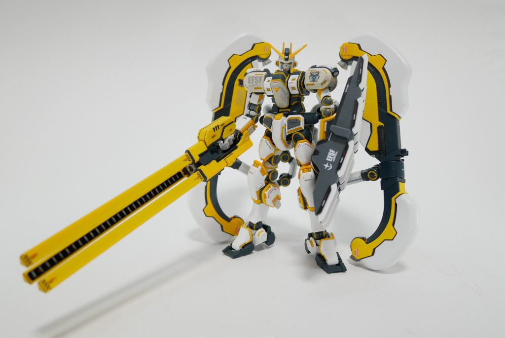 とにかく、武装やオプション装備が豊富だったので、撮影は大変でしたが、バリエーションが豊富で楽しめるプラモです。一部グリップが固定しにくいので、改造しましたが、それ以外はポージングがよくきまりました。