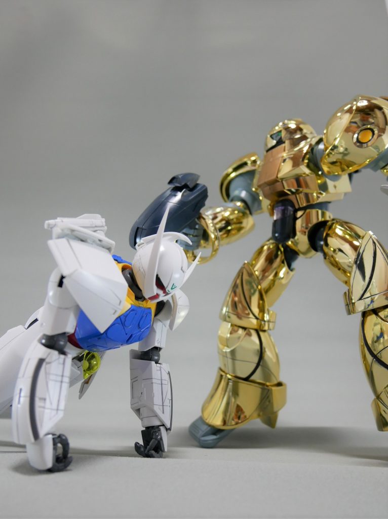 立ってくれ、ホワイトドール。ガンダムって呼ばれたんだろ！