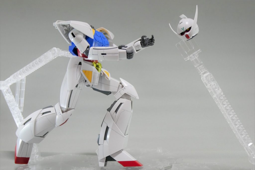 攻撃を受けながら、修復した頭部を取りにかけ出すシーン。アニメで見たときは笑いました。頭部をくっつけて３６０度回転で起動するから驚いた。