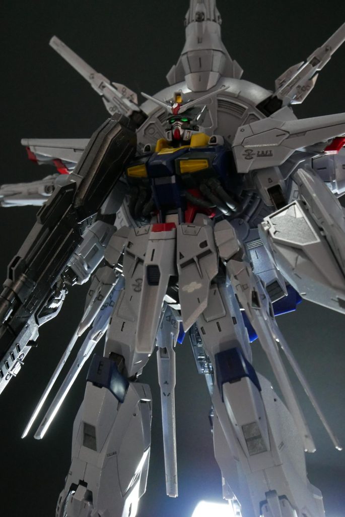 「また君か・・・。厄介な奴だよ、君は…! あってはならない存在だというのに…。 知れば誰もが望むだろう! 君の様になりたいと! 君の様でありたいと! 故に許されない…君と言う存在を!」最後は、キラにやぶれはしましたが、SEEDにおいて絶対的な悪の親玉感満載なラスボスMSで大好きな機体です。