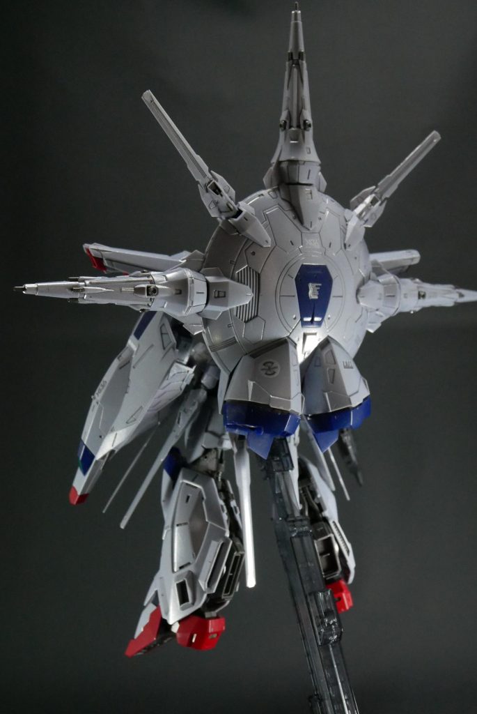 亀の甲羅みたいだけど。プラモでは、見えないドラグーンの内側まで丁寧にモールドも作りこまれており、バンダイさんのこだわりを感じました。