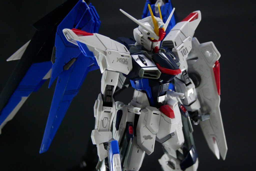 Ver.2.0と言うだけあって、まぁとにかくよく動きます。デザインもリファインされていて、個人的には◎。その分、動かしすぎると関節部軟弱化に要注意です。ウィングにも重さはあるため、アクションポーズを決めて飾るなら、やっぱりしっかりとしたネジ固定のあるアクションベースがお勧めします(^^♪