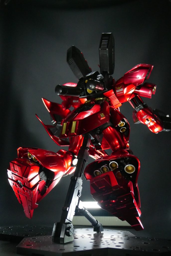 「サザビー出ます! サザビー発進!!!」これだけをやりたくて、一部パーツを外し、アクションベースに何とか乗せたものの、重いのなんのって。