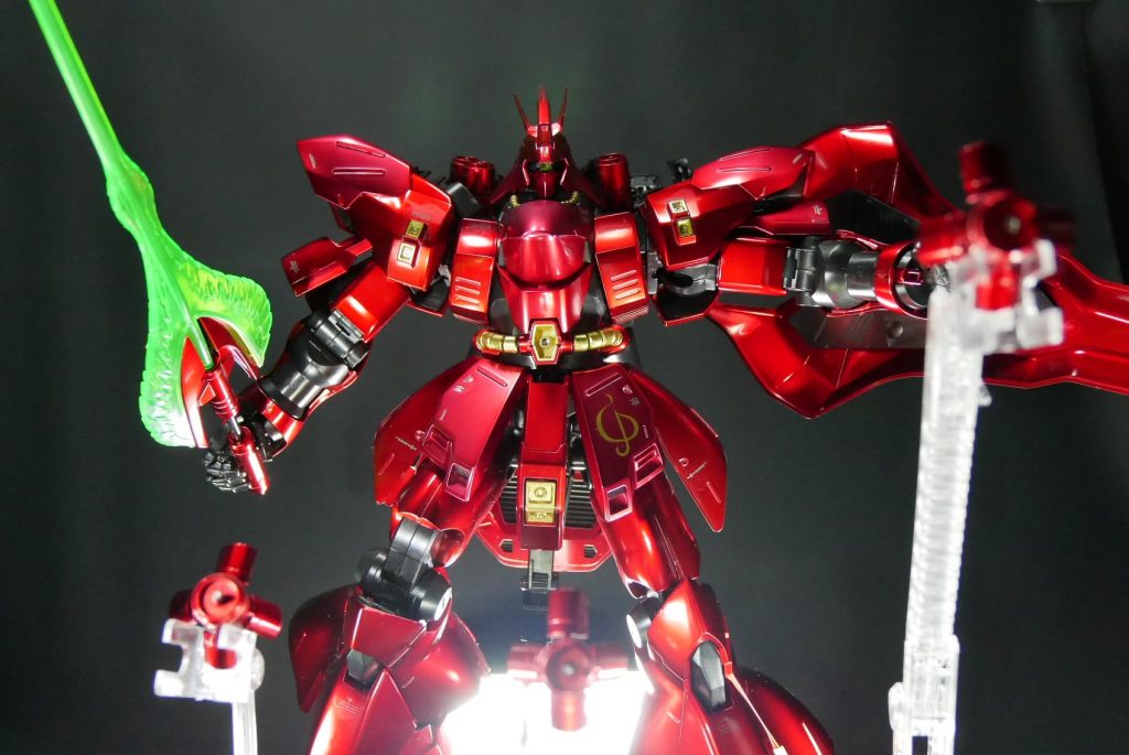 「アクシズ、行け! 忌まわしい記憶と共に!」なにわともあれ、肩関節がボールジョイントだったり、マニュピレーターがポロリしやすかったりと、大変な撮影でしたが、昔のキットですからねw。やはり出渕先生のデザインしたサザビーは、伊達じゃない!どの角度から撮ってもイケメンなので大満足です。