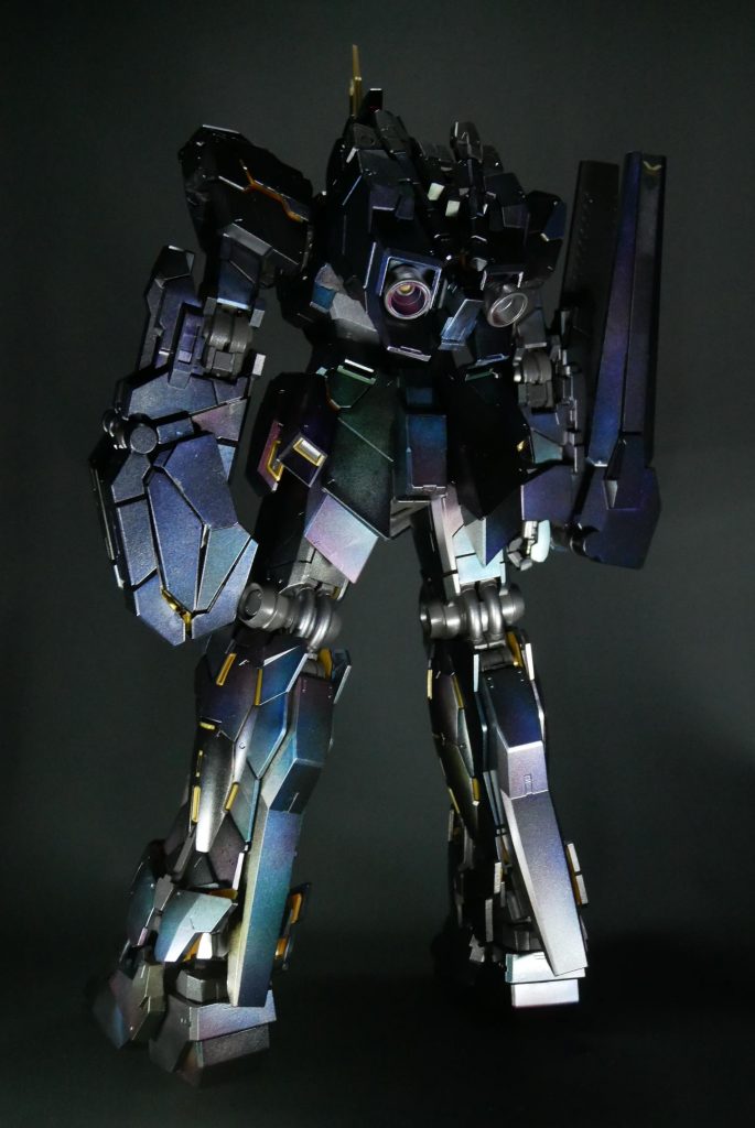 あちこち変形で触らなくてならないのと、面倒くさいの両方でデカールはほとんど貼っておりません。