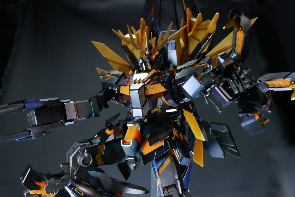 PGということもあり、撮影ブースの用意から大変苦労しました。アームドアーマーBS、VN、DE追加装備され、てんこ盛りになり、重量が重いため、関節部位が保持できるか心配でしたが、なんとか無事にポージングをとることができました。(-_-;)ほっ。