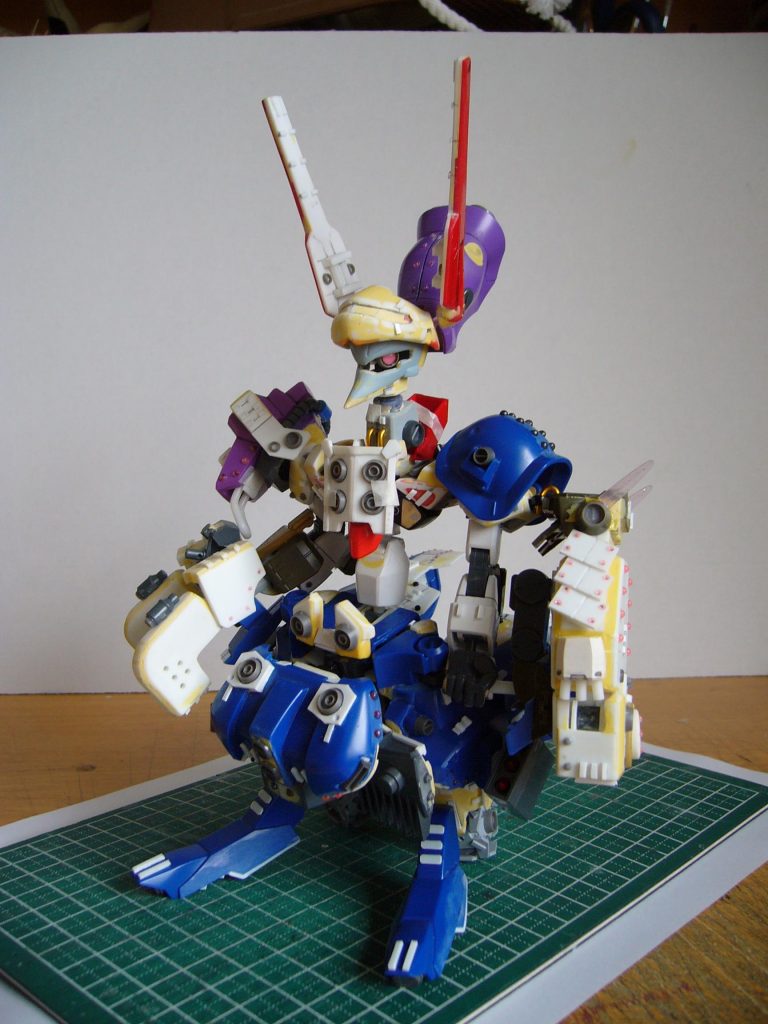 ミキシング途中の図。パッと見。BB戦士のバウンドドッグ。HGゼクアイン、HGザクF2000、HGリボーンズガンダム、あたりのジャンクパーツを使ってるのがわかりますね。左手のシールド、プラ板とパテの塊なので、メチャ重です。(汗)あの頃のは、形作れればよかろうで、自重とか考えてなかったんだよなぁ。(苦笑)