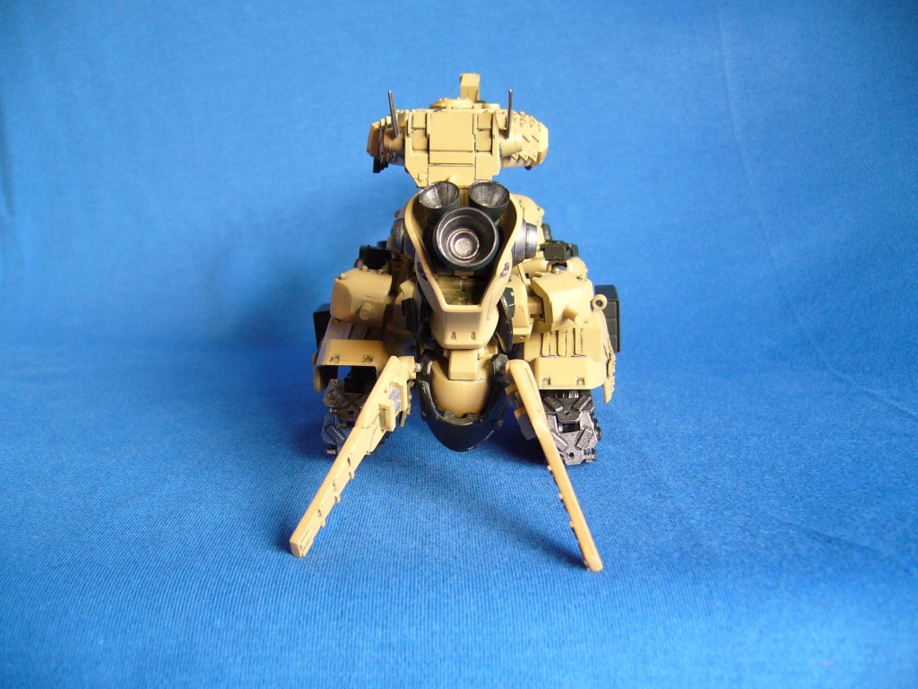 タンク形態、三面図。(あ、左のスモークディスチャージャーが下がってる↓)変形することにより、複合装甲の隙間を無くし、装甲の強度を高めて。また、体高が下がり、被弾率を下げることにも一役買っている。