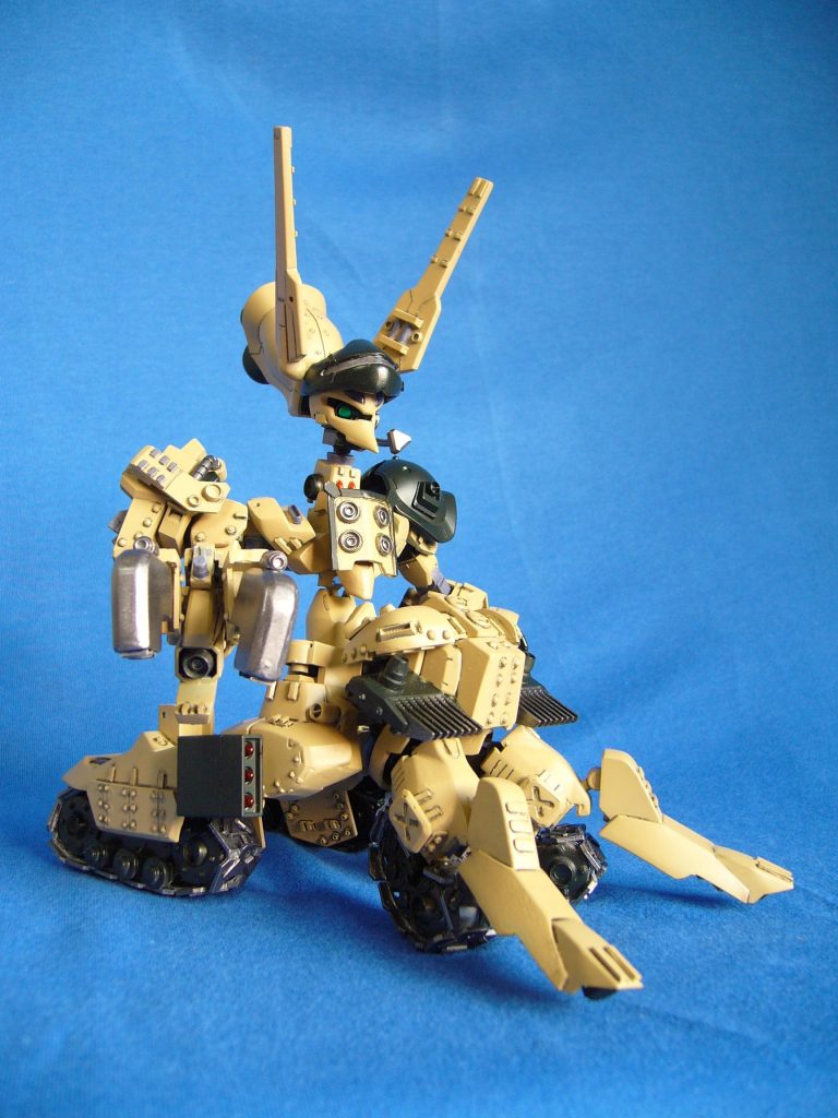 MS形態、タンク形態、その中間の４脚形態へと３段変形が可能。 