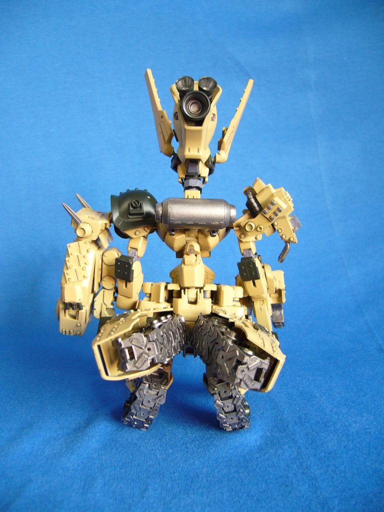 まずは三面図。機体名:desert hound(デザート ハウンド)。Gアームズの世界観。新生ザタリオン軍の陸戦部隊、部隊長(コマンダー)。階級は中佐。長距離戦を得意としており、性格は狡猾で打算的。ただし、基本的にツメが甘いため、だいたいは作戦の最後でつまずいている。口癖:『お前はオレの何なんだ!?』