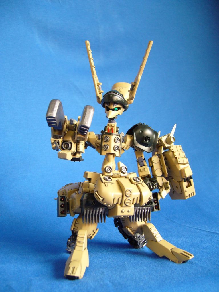 主武装は、右手のクロー一体型3連マシンキャノン。