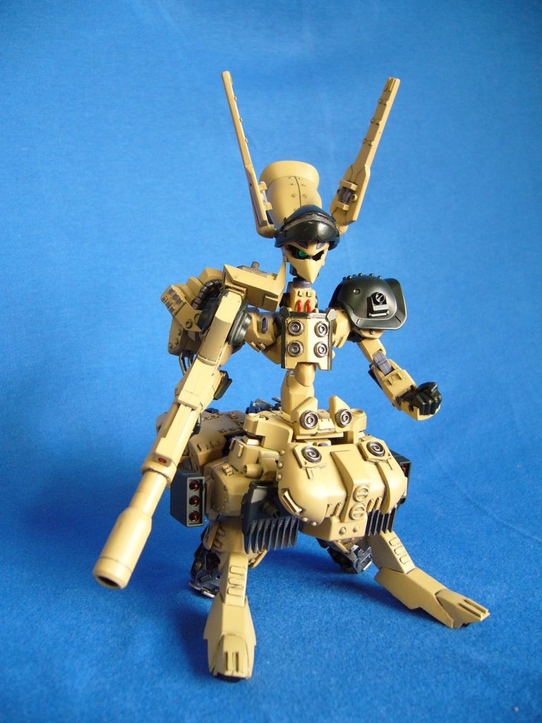 大口径ロングレンジバズーカ。両腰に装着されている3連ミサイルランチャーなど。 