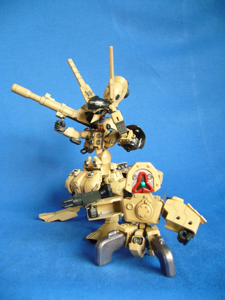 インカムによって指示を出し。装甲の厚さにモノを言わせたオトリ作戦での騙し討ちや、挟撃などを得意としている。