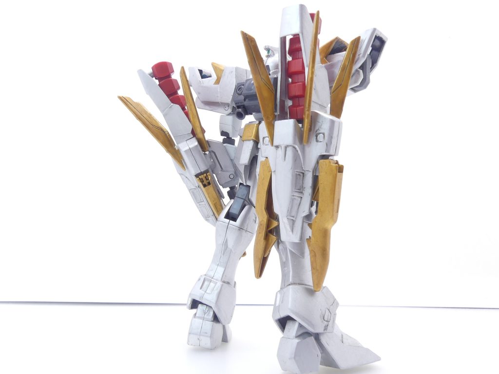 後ろから…腰フロントアーマーは独立可動。他はほぼキットそのままです。