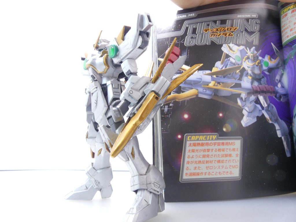 今回も原型機の紹介からやります。前回・デスサイズギルティと同様、「ティエルの衝動」からティエンロンガンダム。「最強プレイングブック」の作例では、HGFAガンダムナタクをベースに旧キットシェンロンガンダムを二個使用するというコスト度外視感のあるもの。2011年の製作時には(当時もシェンロン2個の入手はきつかったのです)両肩・腰フロントアーマーを旧キットアルトロンガンダムから代用。