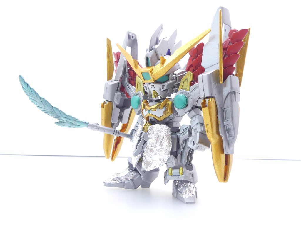 【ガンプラデータ】ベース:SD三国創傑伝 張郃アルトロンガンダム使用:SDGジェネ シェンロンガンダムHGFA ガンダムナタク などデスサイズギルティに続き、最新SDフォーマットでティエンロンを製作です。元機体の作品ページ参照ですが、ティエンロンガンダムは「太陽光の直撃する高熱下での試験機」という設定であり、機体ページを一ページめくった製作ガイドのところには一部パーツにアルミホイルを使用した旨が記載されています。「実際のスペースシャトルや人工衛星に使われる、太陽熱の遮断材みたいに見えるでしょ?」(最強プレイングブックより引用)。最強プレイングブック・「ティエルの衝動」にはちょっと誇張感ある…もとい当時の想像力をフルに働かせた設定が列挙されていたりもして(のちのビルド系や当時停滞期に向かっていたSDに近い感じ)。現在プレバンで絶賛展開中の「G-UNIT」も元企画は特定作品の外伝ではなかったりいろいろと元世界から逸脱したレベルの設定がついていたりもするし…そういう時代だったのかな。