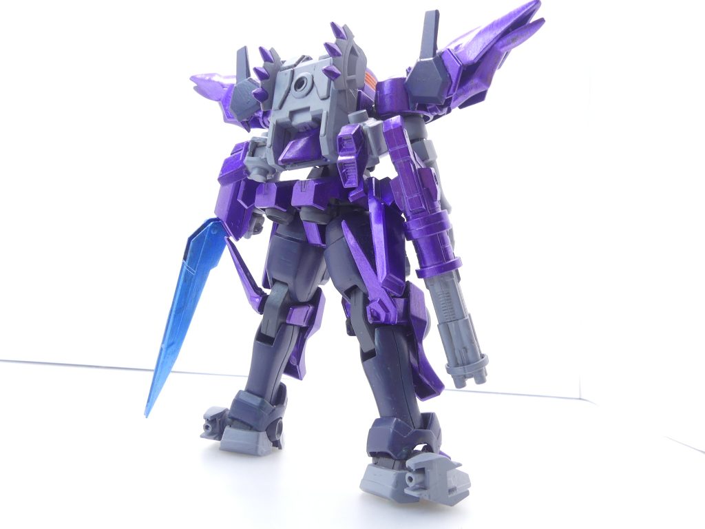 それはそれとして後ろから。アピールショット1枚目の再現を目指し、リーオーにジャンクパーツをあれやこれやと盛りました。バックパックは設定がなかったのでK9ドッグパックからでっち上げました。