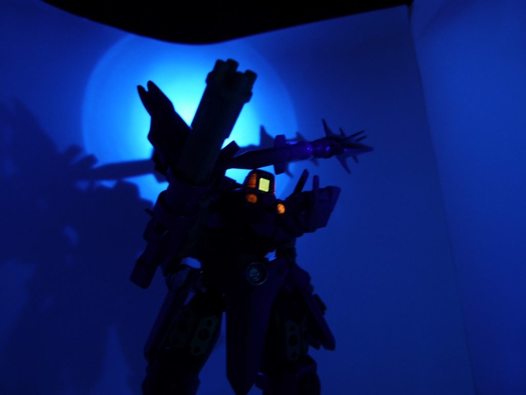 当時からカメラアイが発光するファインビルド。これに加えオレンジ部分が蛍光発光。「30MM」にも受け継がれたり。