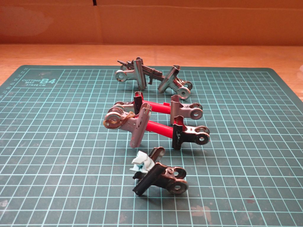 頭部は下からハメました、アンテナは分割して後から接着しました。肩は写真がありませんが、切断して接着して真鍮線で抑えました。