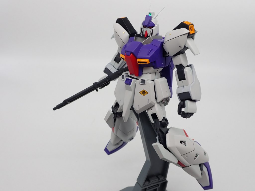 HGUC番号は085なので関節はABSです。そのため合せ目も多いです。