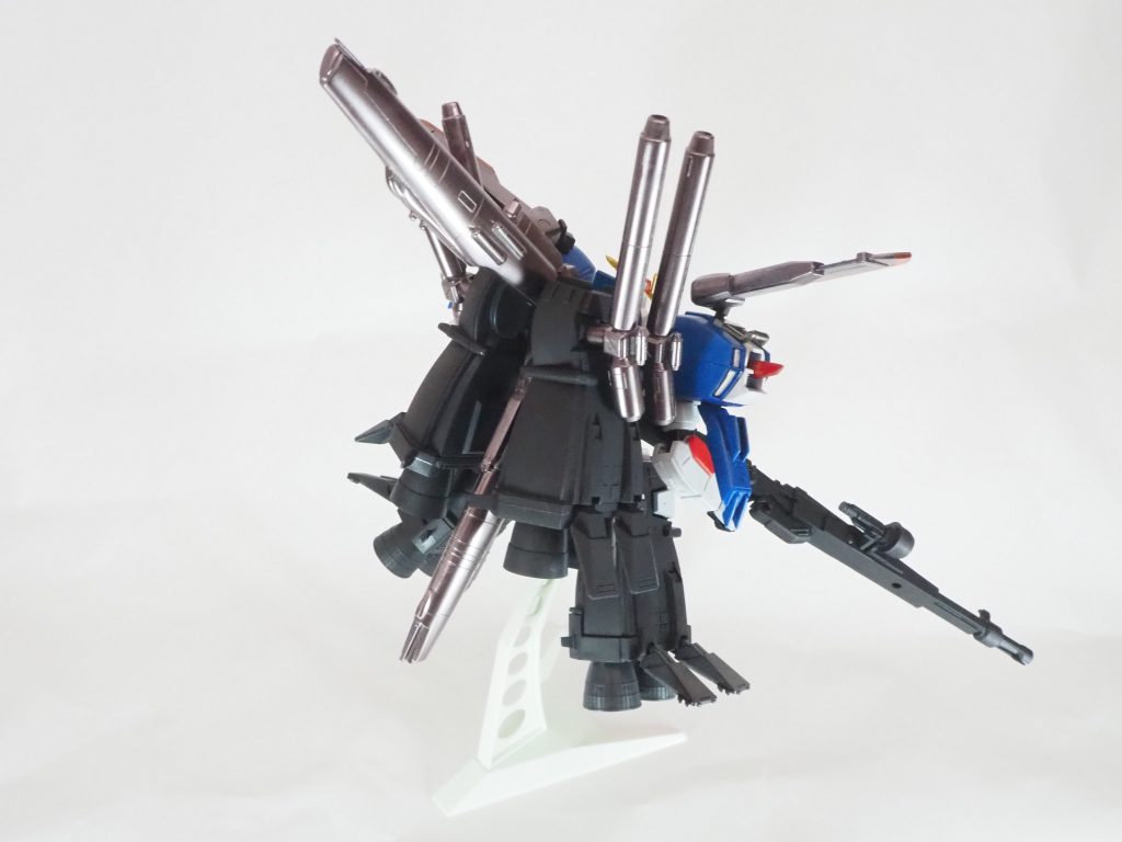 フロント＆リアビュー旧キットの脚部だと短足に見えたのでEX-Sガンダムのブースターに変更しました。バックパックの空いたスペースに余ったスタビライザーを追加し、賑やかになるようにしました。