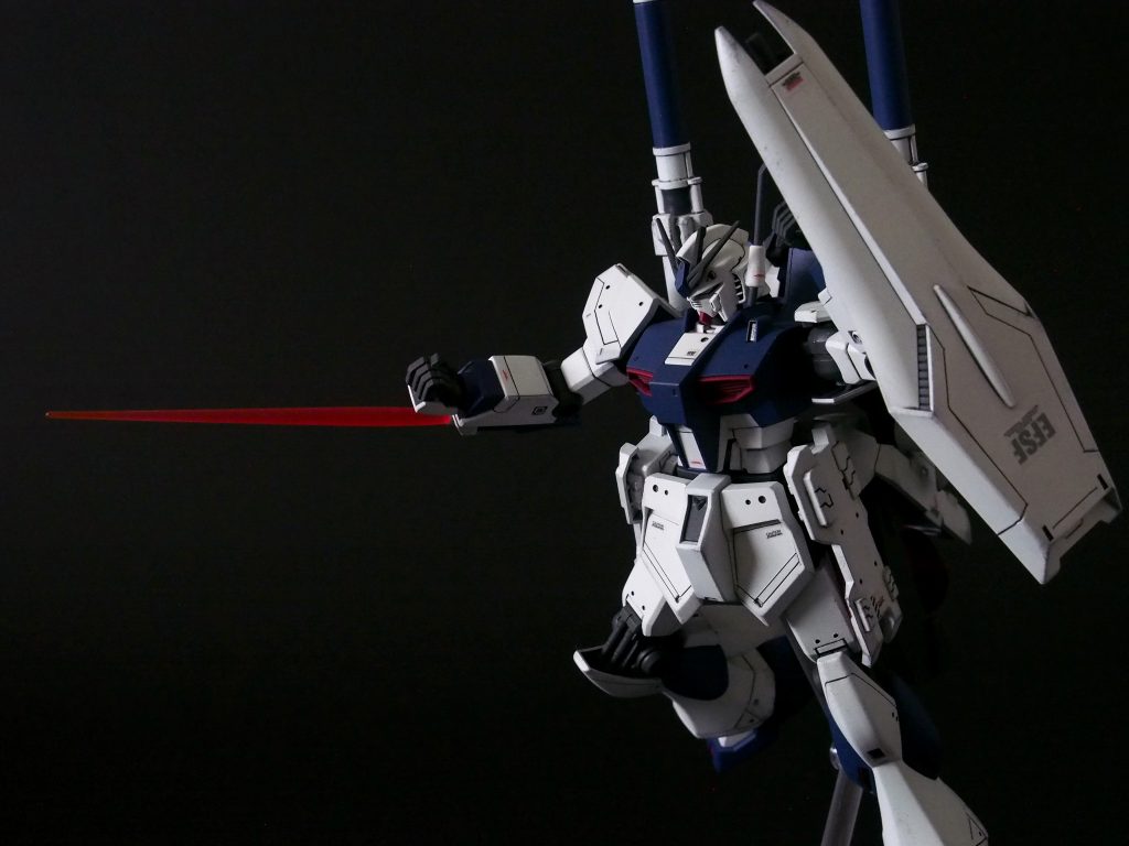 盾は腕にもバックパックにも取り付けできます。