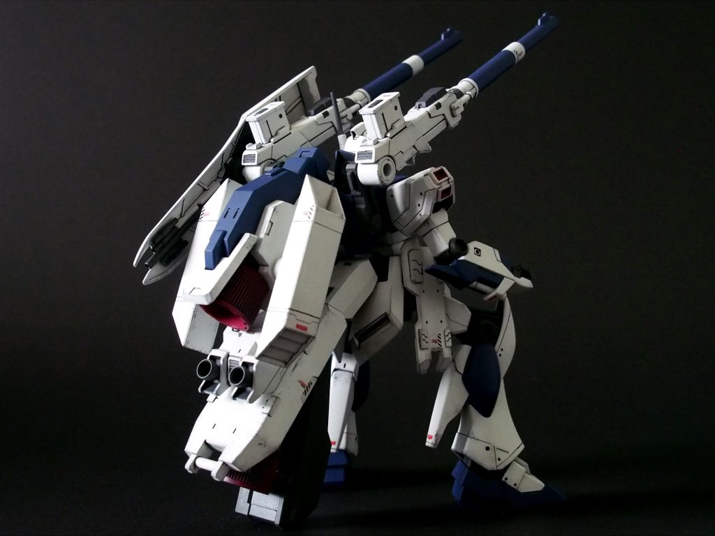 背中の重そうなエネルギータンクを地面につけて安定した砲撃ができます。