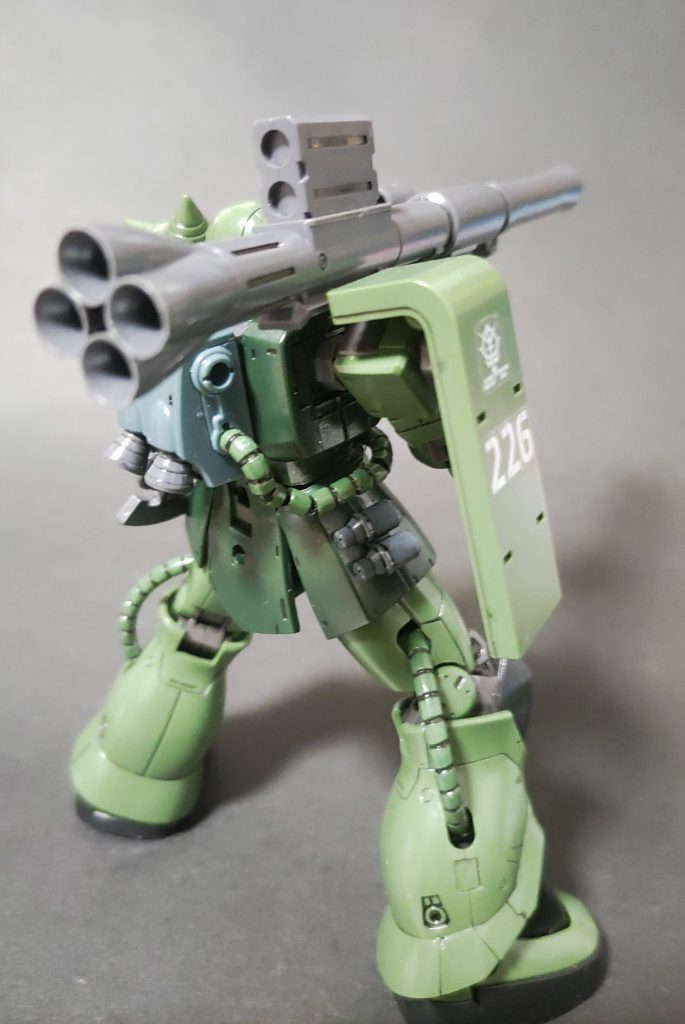 戦死する一ヶ月前の戦闘ではザク・バズーカで初期型ジムを五機撃墜していたと、彼女の部下は証言する。