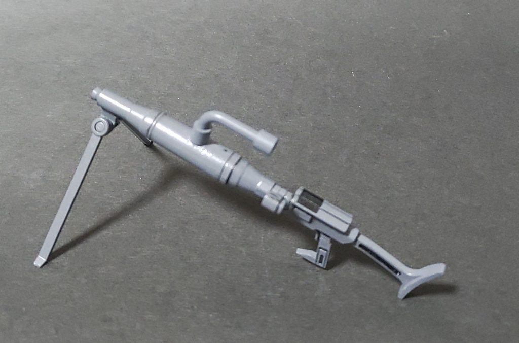 彼女が愛用していた火器の中で最も特徴的なのが、この「MS用軽機関銃Mk.3」である。モデルとなったルイス軽機関銃や葉巻に似ていたことから「ルイスおじさんの葉巻」と連邦兵から呼ばれていた。基本的には空冷式機関銃として運用されるが、フォアグリップの付け根から給水すれば水冷式機関銃としても運用できた。実戦でも目立った問題もなく運用されていたことから、本銃を隠れた名銃と呼ぶ者も多い。