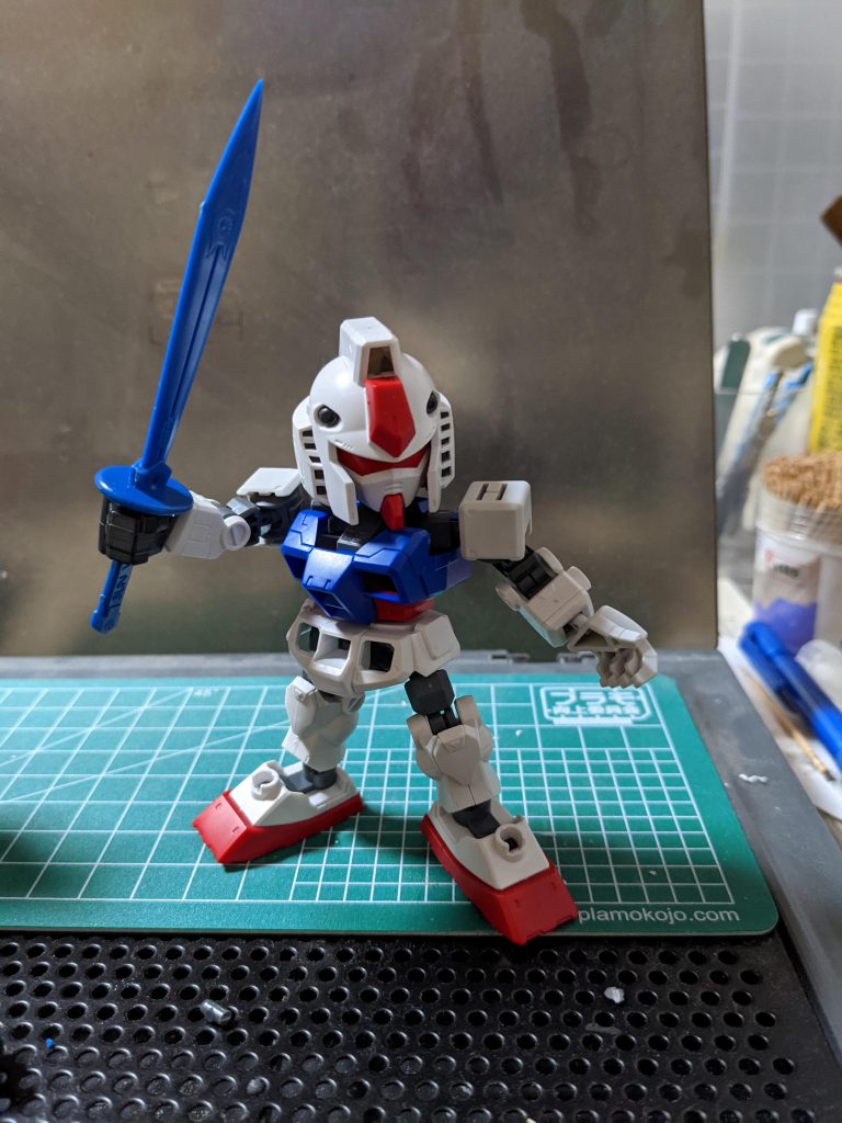 ガンダム側のベースはほぼこんな感じ。肩·腰以外 ガンダム肩 ブースター2より旧ザク肩パーツ腰 ブースター1よりジム(写真はガンダム) 一応Sロボの使用武器、太陽剣を持たせています🤭