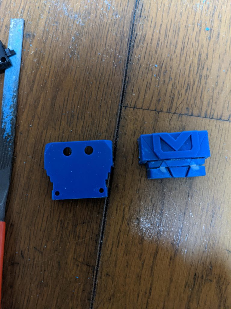 SDCSサイズへのリサイズ。胴は昭和プラモ定番の胸から腰まで一体パーツなのでノコギリで分割しまくり🪚胴は段々部分を一部省いてその分プラバンを貼り付けて再現。腰はジムの腰の上からSロボパーツを貼り付けて可動できるとこはできるように加工。背中は2ミリプラバンを貼り付け接着無しでコズモバルカン先端部を接着無しでいけるように。