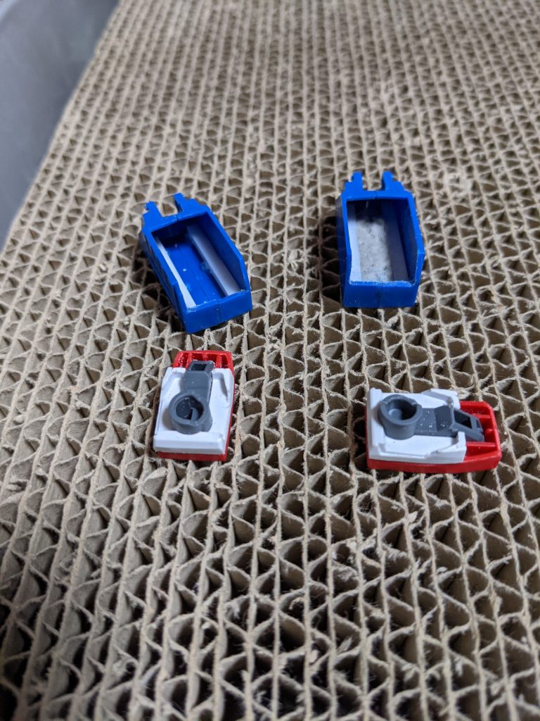 次に外装。写真は足パーツ。Sロボのパーツを組んだあと、SDCSを入れ込めるサイズまで加工して取り付けしてます🛠️足はプラ角棒でかさ上げしてパテを突っ込み重り代わりにしてます。腕とスネはSDCSパーツの上からSロボパーツをかぶせる感じで加工。肩は先程のSDCSパーツにプラバンやコトブキヤさんパーツを取り付けて再現。