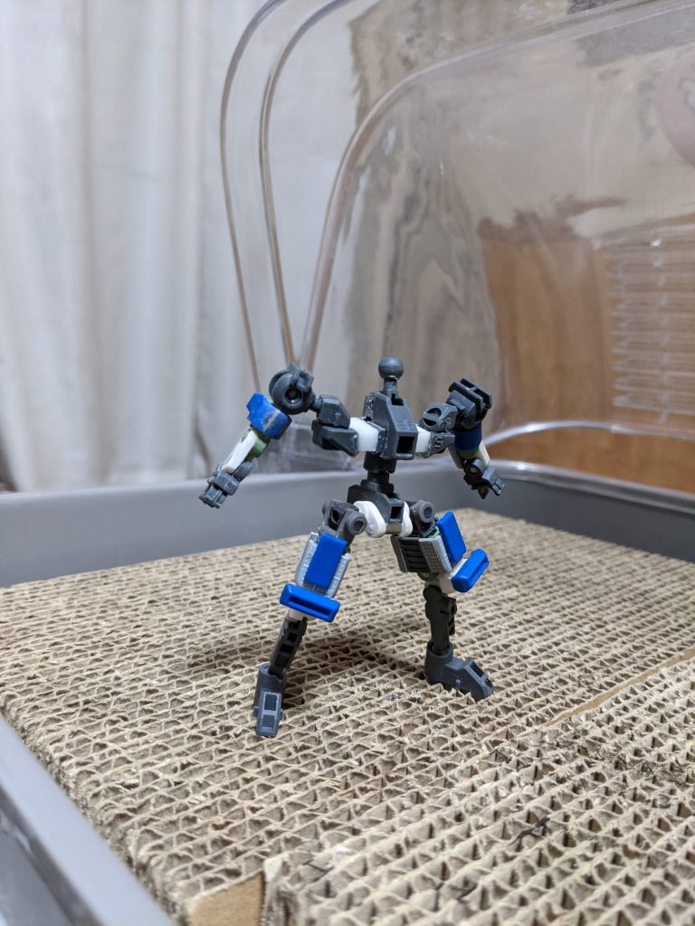 今回はフレームもイジりました🛠️首の軸延長と首パーツ作成胴パーツを5ミリプラ棒で延長(あえてフレームを外に出して可動域拡大)肘と膝の二重関節作成股関節のボールジョイントを切断し可動域拡大パーツ作成股関節と太ももの接続をポリキャップ化太ももパーツはブースター1の長尺太ももにプラバンとコトブキヤさんのパーツを貼り付け(前面はSロボのパーツ)膝の二重関節にSロボ膝パーツを取り付け(スーパーミニプラ版はスネと一体化してますが気にしない🤭)イジり倒してますね🤣