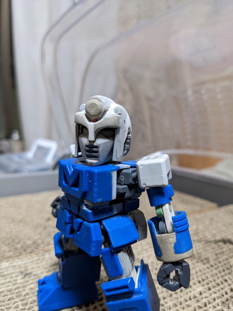 問題の頭部。元のパーツはSDとしては使えないのでSDCSの頭部をパテやプラバンを使用し半ば強引にSロボに近づけていきます😆作業一時休止してましたが、ここら辺の加工をしてる時点でサンバルカンの放送40周年は終了してしまいました😭このあと2度めの作業休止を経てGW辺りから作業再開😉頭部の表面処理は何日かけたか分からないぐらいブラッシュアップしました🥹