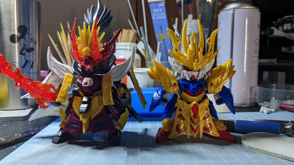 アンクルガードは接続ボールジョイントを切って、塗装後足につけました。足首も少し削って干渉をなくしただけで、信長と肩の高さが変えられました。