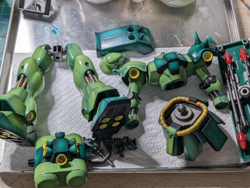 グラデーション塗装後の半ツヤコート前です。