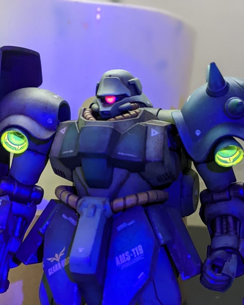 ブラックライトでこんな感じで光ります。