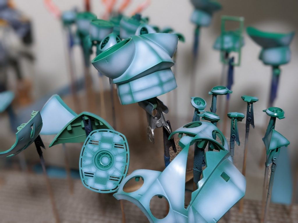 グラデーション塗装です。デイトナグリーンを下地に。