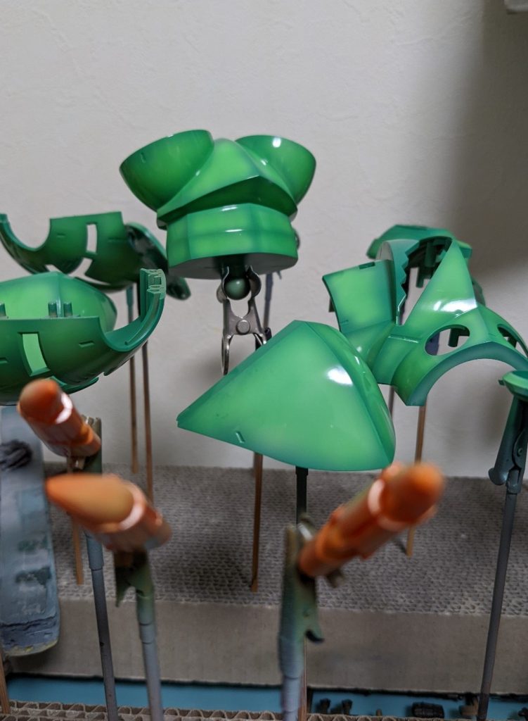 クリアグリーンを調色して吹付け。このツヤ感がたまりません。