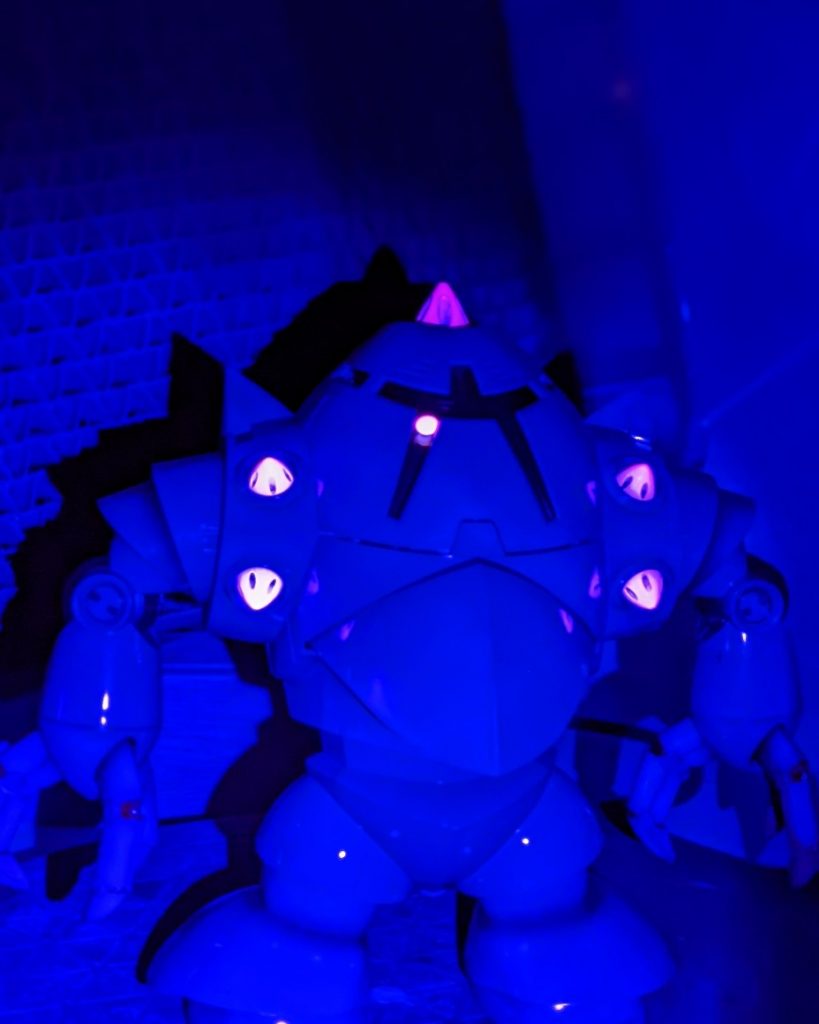 ブルーライトを当てた画像です。水中ではこんな感じかと。