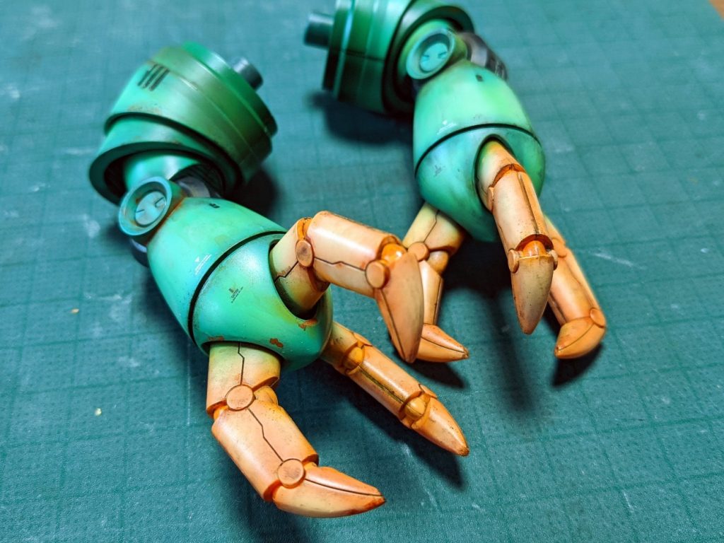 汚しはガンダムマーカーでほぼ仕上げました。ホコリっぽさはトップコートに白を加えて薄っすらと仕上げました。